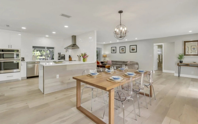Watersedge - Private & Sanitized, Self Check-in. Perfect for Social Distancing & Working From Home. Private Pool, Pet Friendly. Super-host Support