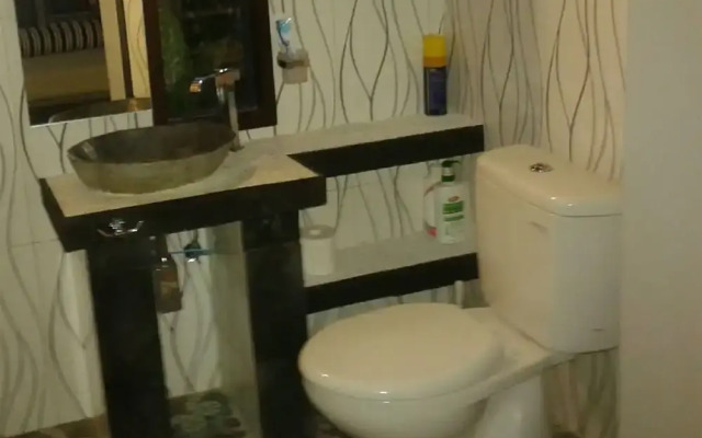Rumah Putih Abu Abu