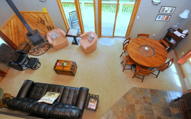 Sqyrls Nest - 3BR Retreat With a Hot Tub