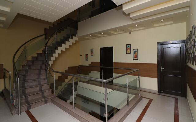 OYO 389 Hotel Applee Inn