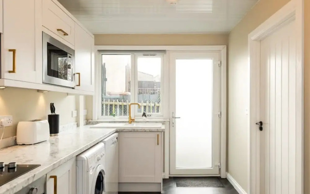 3 Bed House With Driveway