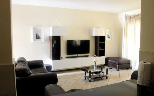 Cozy 3 Bed Duplex ,sleeps 6 With Double Bathroom