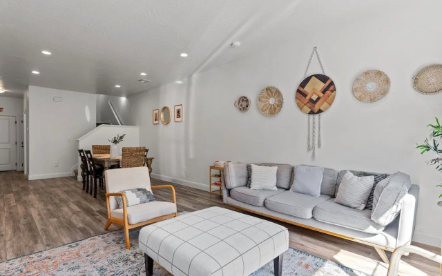 Lazy Poolside Oasis 3 Bedroom Home