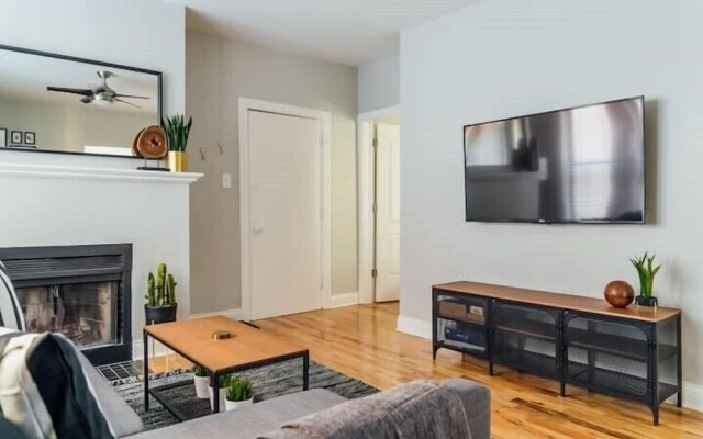 Newly Decorated 1BR 1BA Apt in Lake View