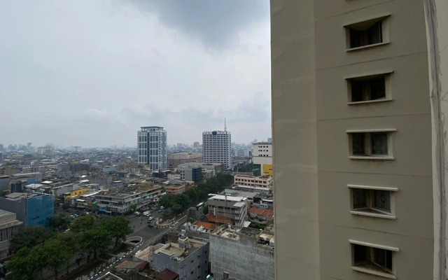 Fully Furnished And Comfy 2Br Apartment At Gajah Mada Mediterania