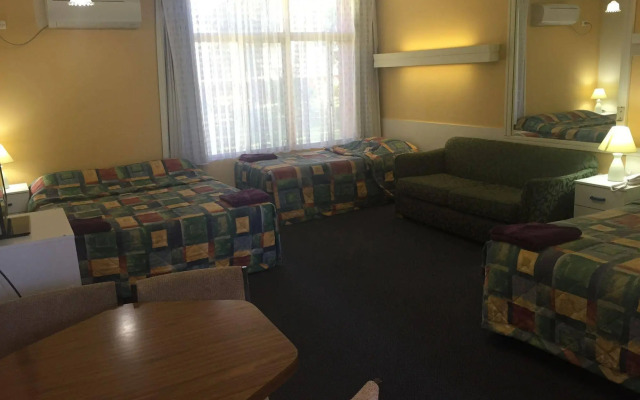 Silver Oaks Motel