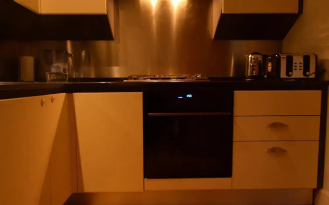 2 Bedroom Flat in Canary Wharf With Balcony