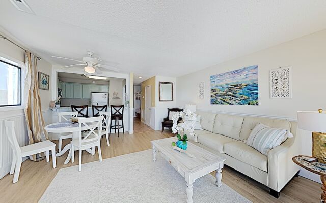 New Listing! Oceanfront W/ Balcony & Pool 1 Bedroom Condo