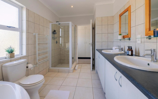 Waterfront Cottage B3