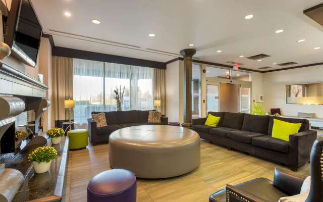 Best Western Plus Village Park Inn