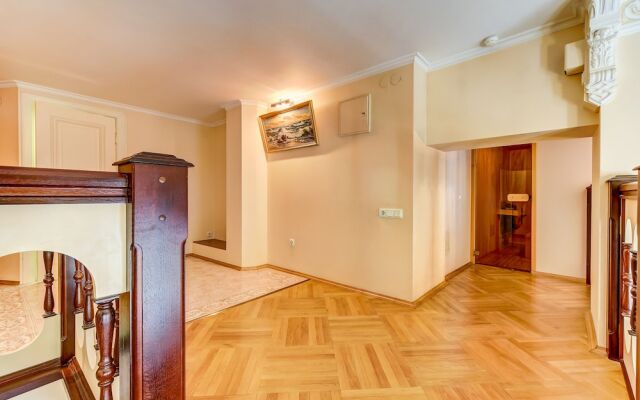 Home4day Spacious Apartment by the Hermitage