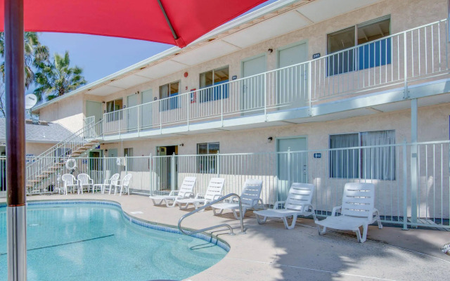 Bridgeway Inn & Suites