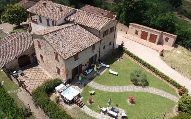 Wonderful house with hot tube and infinite view on Chianti 5 min drive form Siena-Cozy house
