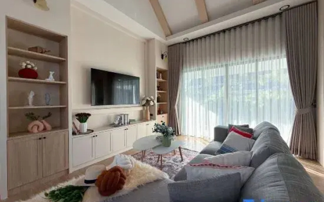 Single-family three-bedroom swimming pool villa