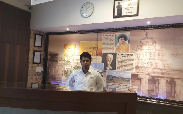 Iroomz Hotel SR Grand