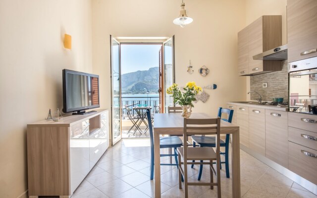 Casetta Vista Mare in Piazza a Mondello by Wonderful Italy