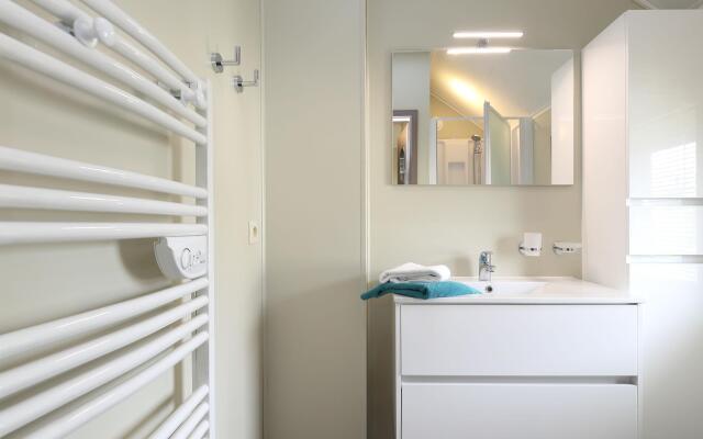 Child-friendly villa with stove, located in a lake area