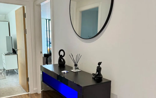 Stylish 2-bed Apt-private Parking-10mins to Centre