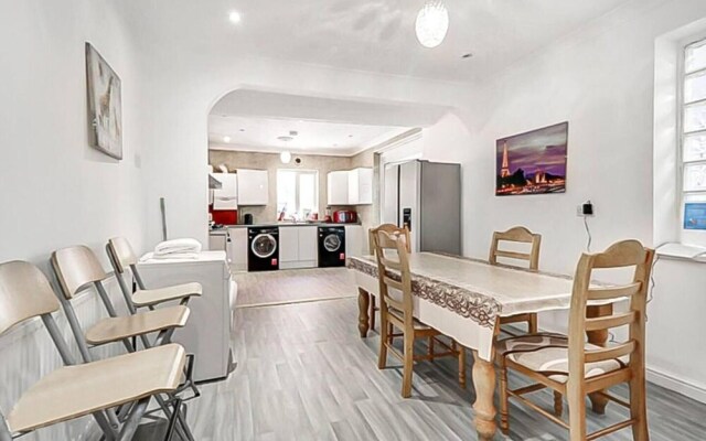 Stunning 7-bed Detached House in Luton With Parkin