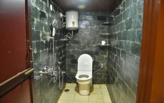 Monkey Mud Hostel And Camps