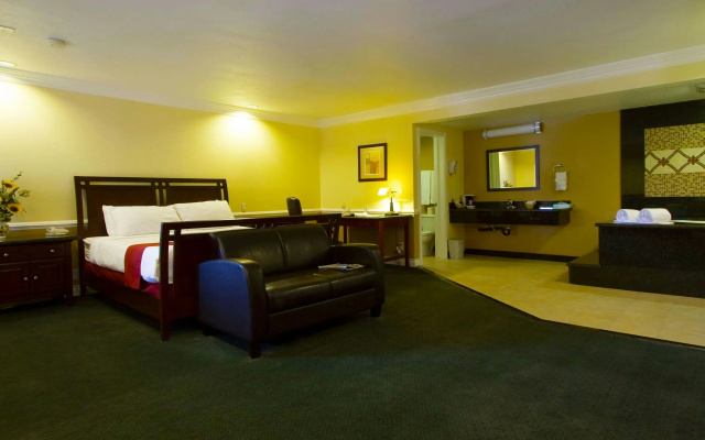 Dynasty Suites Hotel Riverside