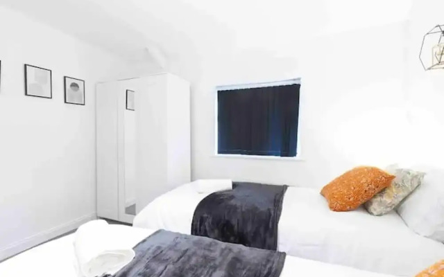 House-sleeps7-parking-garden-petfriendly