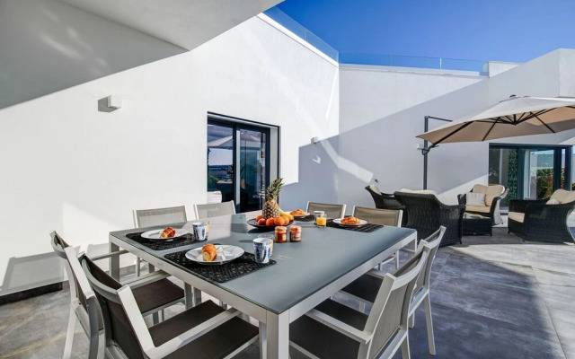 Casa Blanca Magnificent 4 Bedroom Villa With MOD