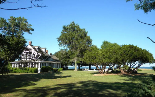 Black Walnut Point Inn