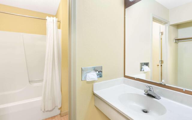 Days Inn & Suites by Wyndham Kalamazoo