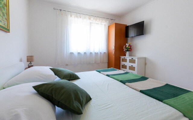 Nice Apartment in Ploce With Wifi and 5 Bedrooms