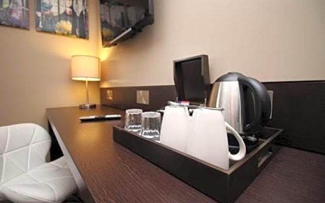 Silurian Hotel Double Bedroom by StayBC