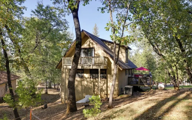 Spacious Groveland Cabin w/ Wraparound Deck!