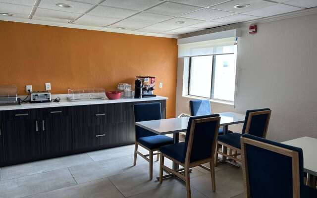 La Quinta Inn & Suites by Wyndham Orlando South