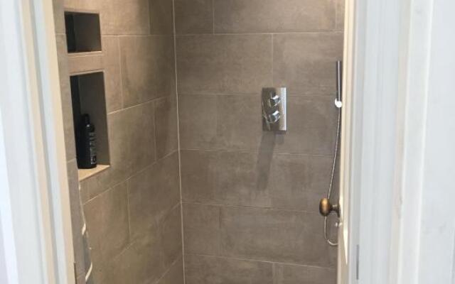 Stunning 5 bed house with private garden