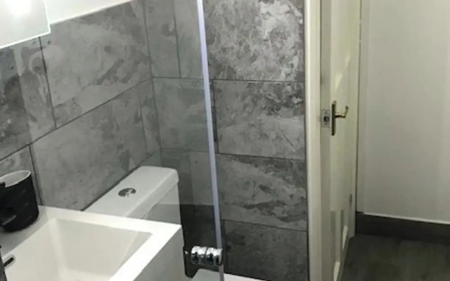 Cozy Quiet City Escape - Northampton Apartment