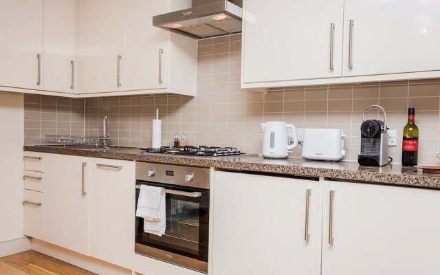 Bright &Spacious Central 1 Bed Basement Flat