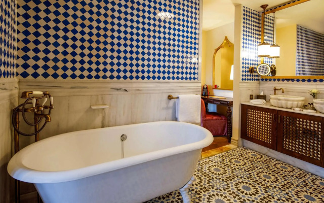 Hotel Golden Crown
