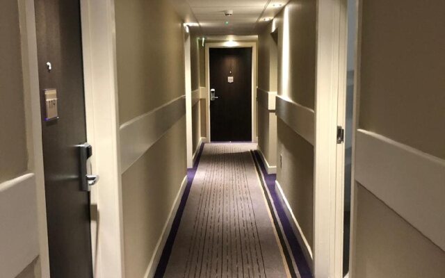 Newport Central Hotel By Snooozzz
