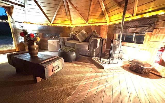 Hobbit Haven Hot Tub and Countryside Bliss