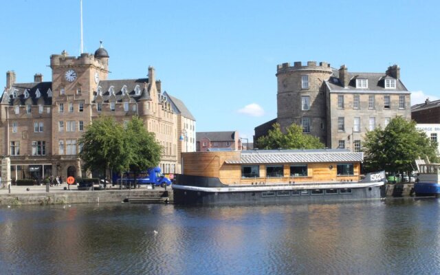 Gorgeous 2 Bedroom Apartment in Vibrant Leith With Amazing Views