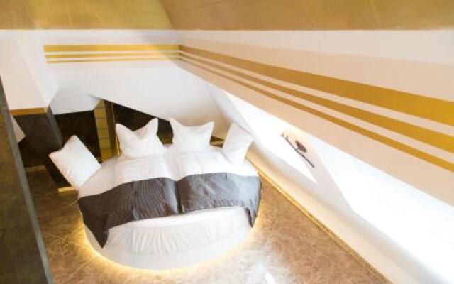 Alpha & Omega Hotel