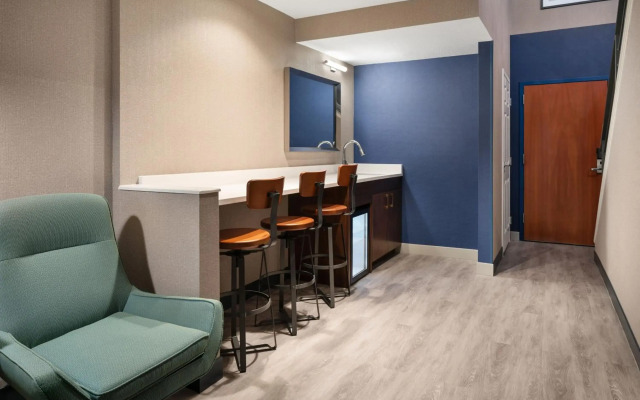 Four Points by Sheraton Hotel & Suites San Francisco Airport