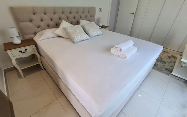 Luxury Villa for 6 Guests With Terrace