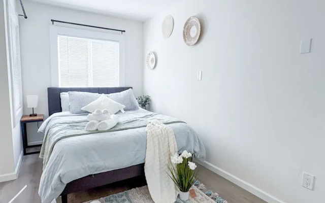 Walk to Google 3BR Home Yard & Kitchen