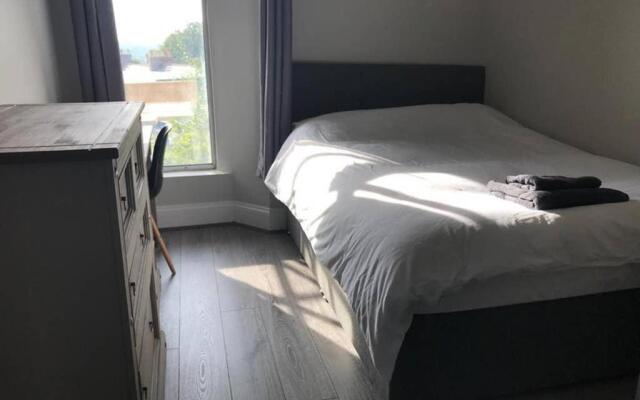 Large 7 bedroom House with Parking near City Centre
