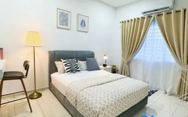 Kota Warisan Fully Air-Con 4 Bedroom Homestay