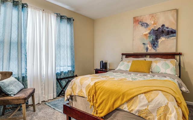 1 Mi to Butler! Family-friendly Indianapolis Home