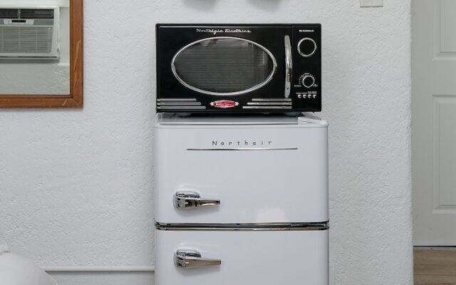 Beautiful Studio Near Hollywood! Sleeps 2!