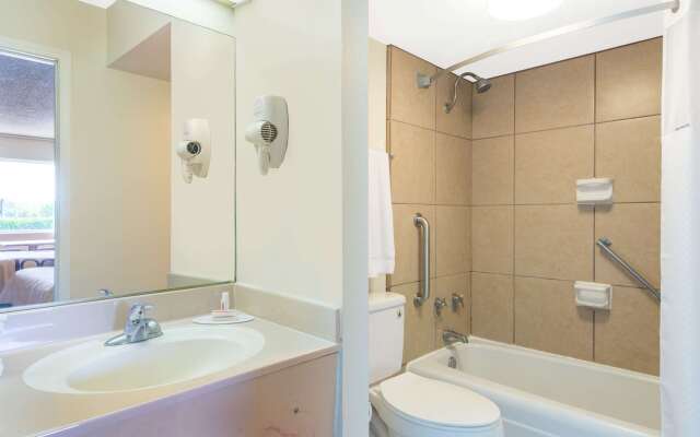 Super 8 by Wyndham Williamsburg