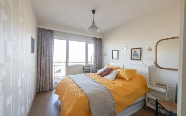 Seaview Apartment on the Beach - Free Parking